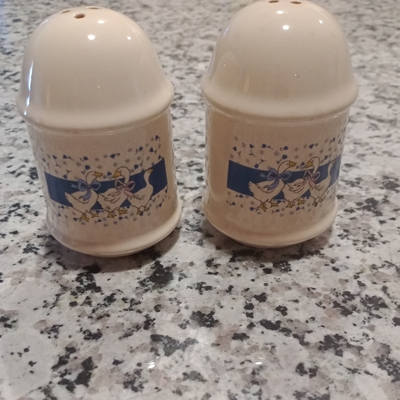 Vintage Classic Country Duck Salt and Pepper Shakers Set - Picture 1 of 4